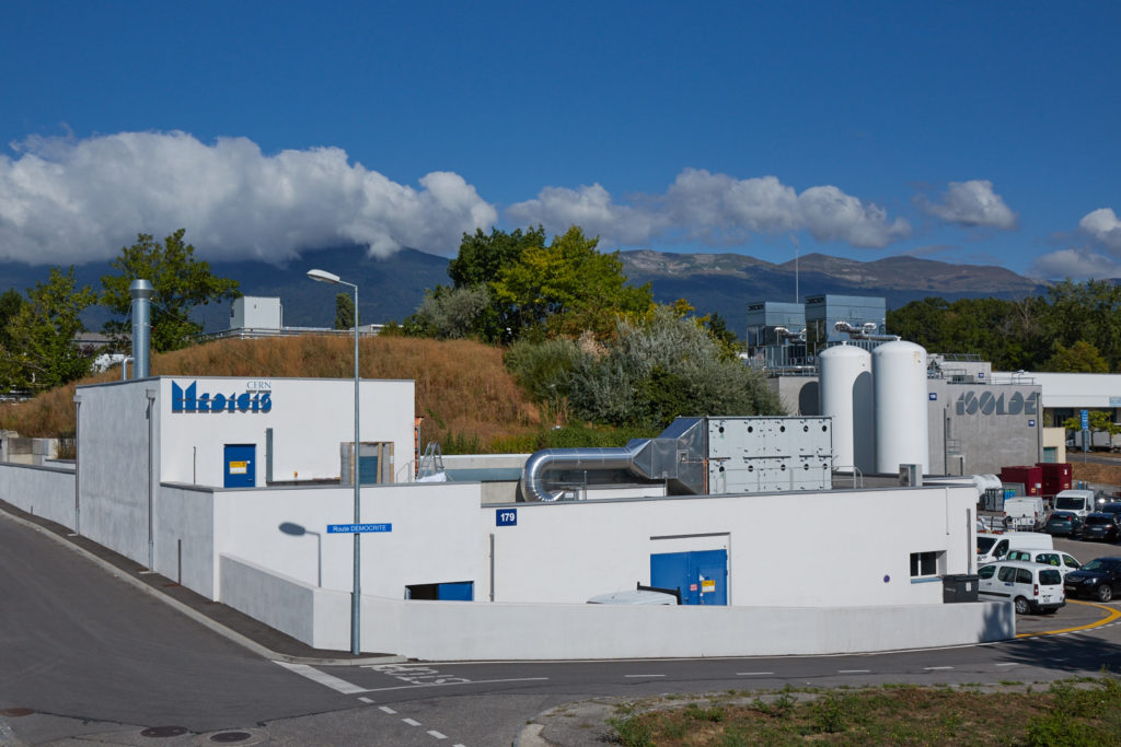 MEDICIS-anläggningen med Jura i bakgrunden.